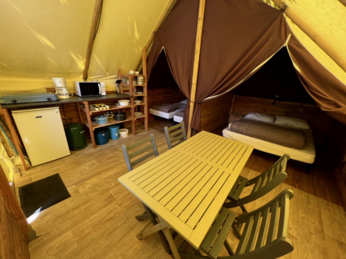 tente meublée pour un hébergement insolite près d'agen