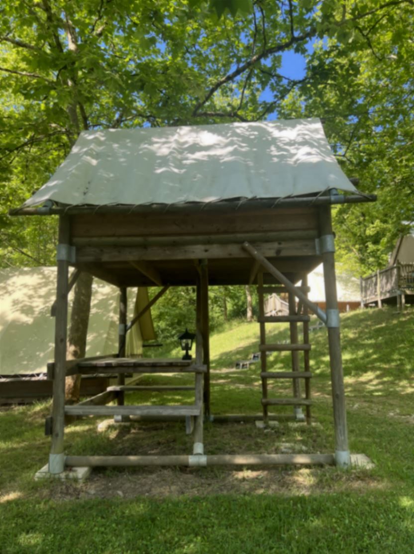 tente meublée pour un hébergement insolite près d'agen