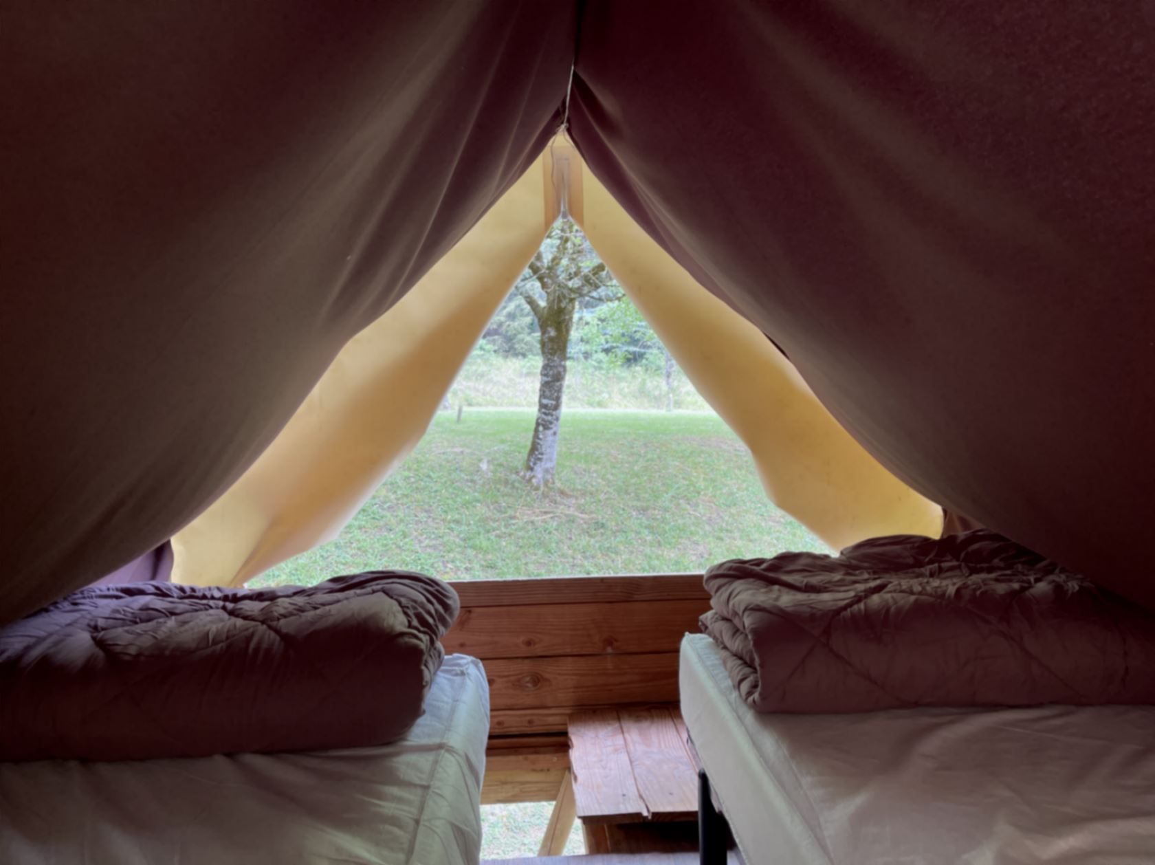 tente meublée pour un hébergement insolite près d'agen