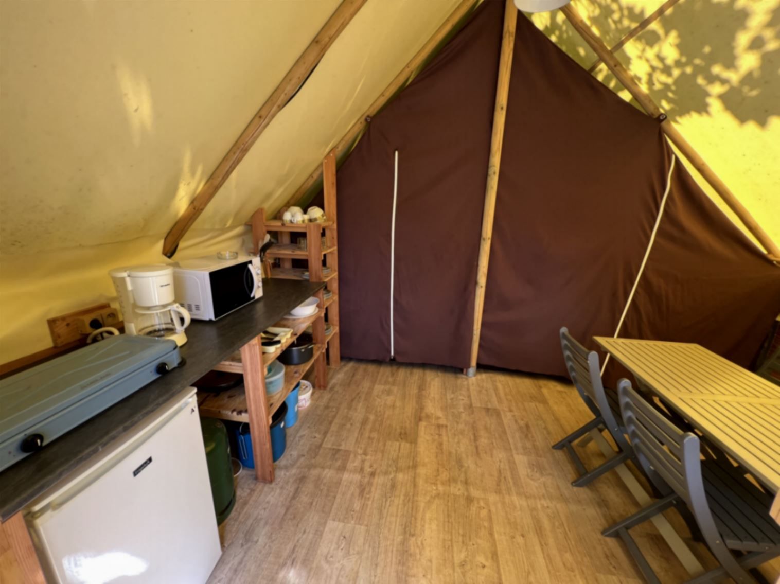 tente meublée pour un hébergement insolite près d'agen